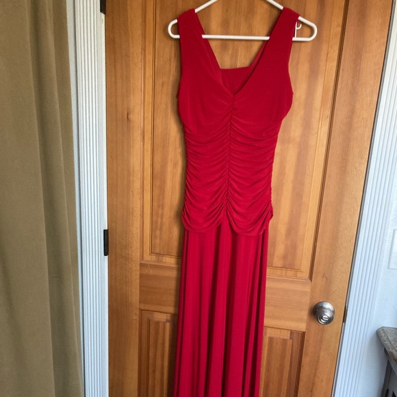 Red floor length evening gown. Great for weddings and galas. - Picture 6 of 11